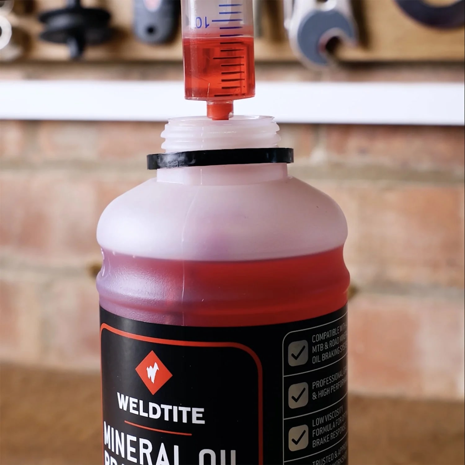 Олива мінеральна Weldtite 03139 X MINERAL OIL BRAKE FLUID, для гальмівних систем 1л фото 3