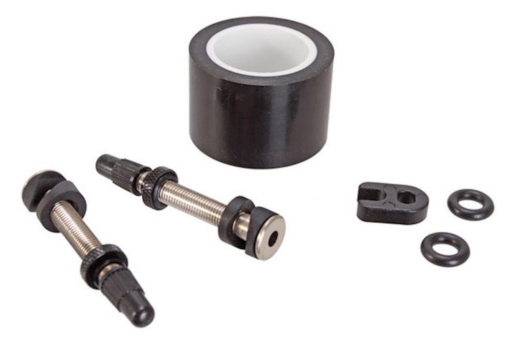Фотография Комплект для бескамерки Sram TUBELESS UNI valve/tape kit 28mm, 2rims Комплект для бескамерки Sram TUBELESS UNI valve/tape kit 28mm, 2rims фото