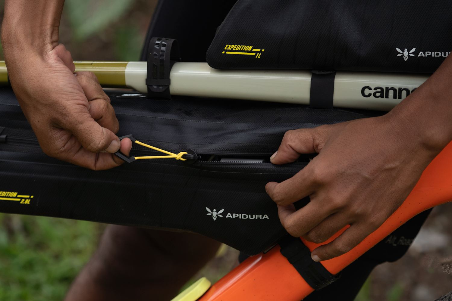 Сумка на раму Apidura Expedition Frame Pack (2.8L) (NEW STYLE) фото 5