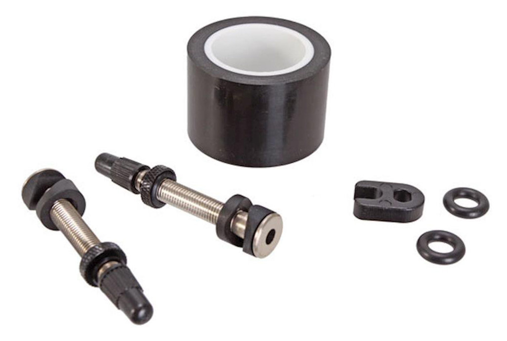 Комплект для бескамерки Sram TUBELESS UNI valve/tape kit 28mm, 2rims