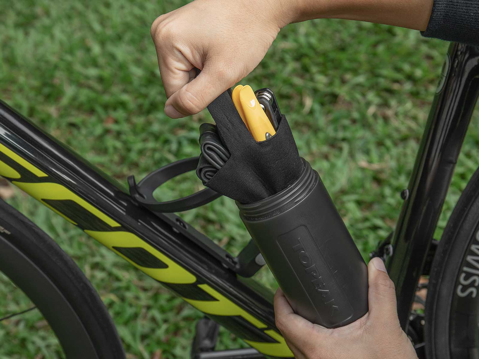 Фляга 0,62 Topeak Escape Pod M, для інструментів, з чохлом, чорна фото 3