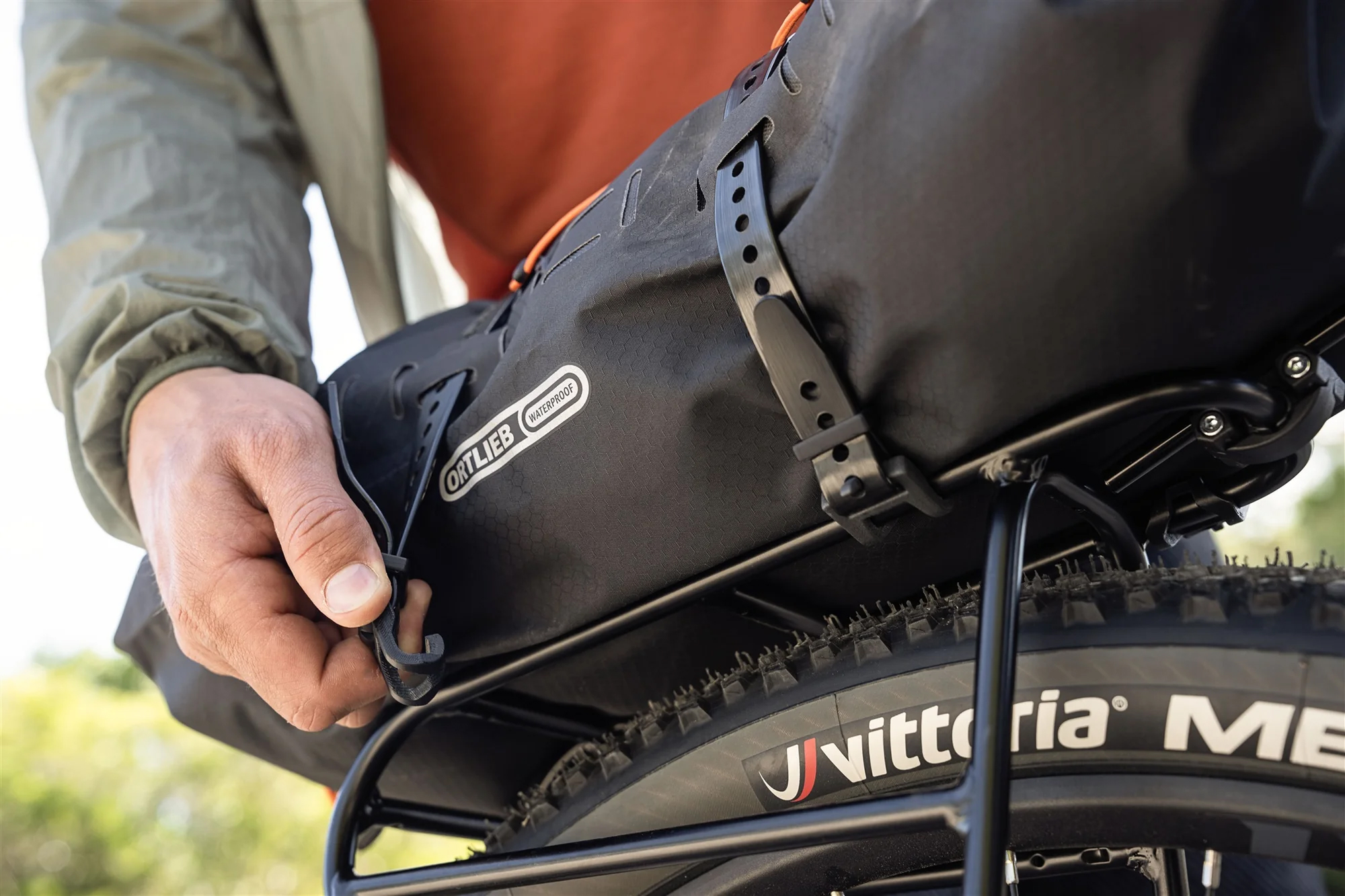 Гермосумка велосипедная на багажник Ortlieb Dry Pack, Dark Sand, 16 л фото 11