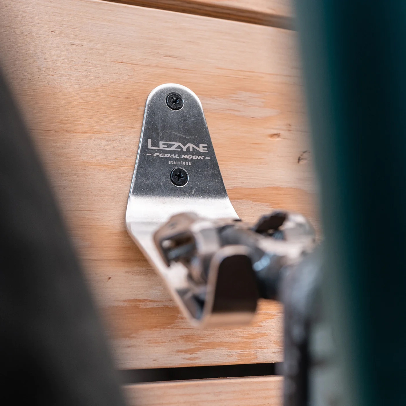 Тримач Lezyne STAINLESS PEDAL HOOK для велосипеда на стіну, кріплення за педаль фото 2