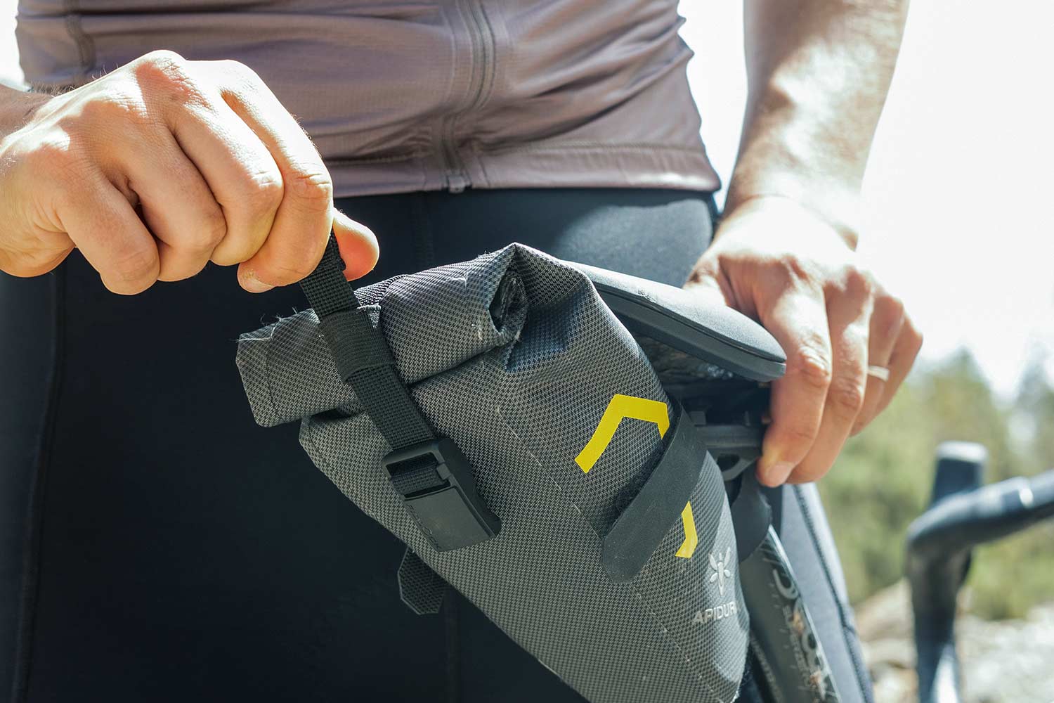 Сумка підсідельна для інструментів Apidura Expedition Tool Pack (1L) фото 7