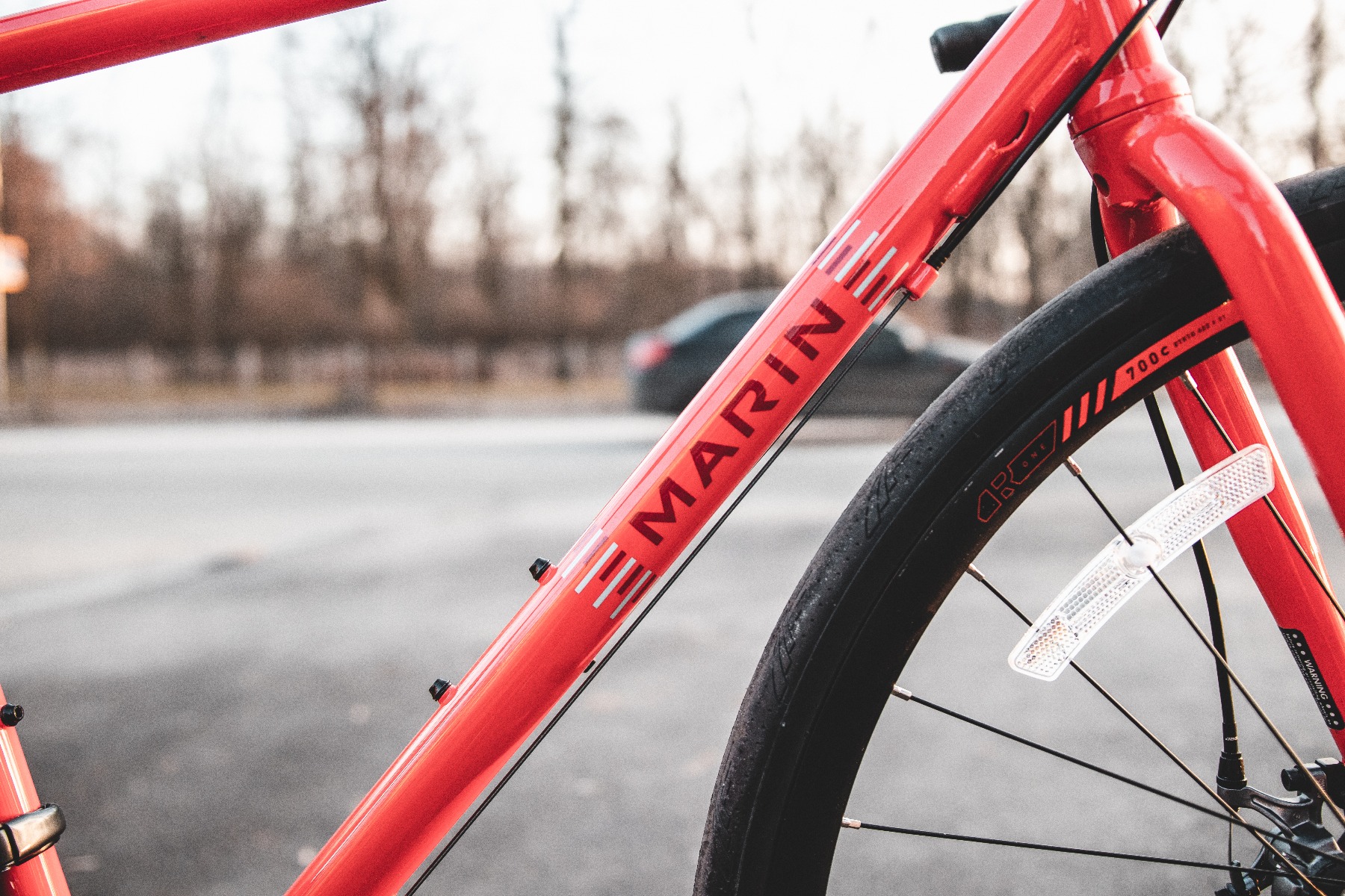 Велосипед 28" Marin NICASIO рама - 54см 2020 Gloss Orange/Crimson/Ash Blue фото 3