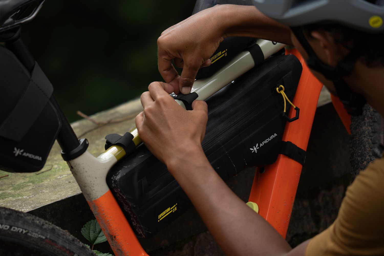 Сумка на раму Apidura Expedition Frame Pack (2.8L) (NEW STYLE) фото 4
