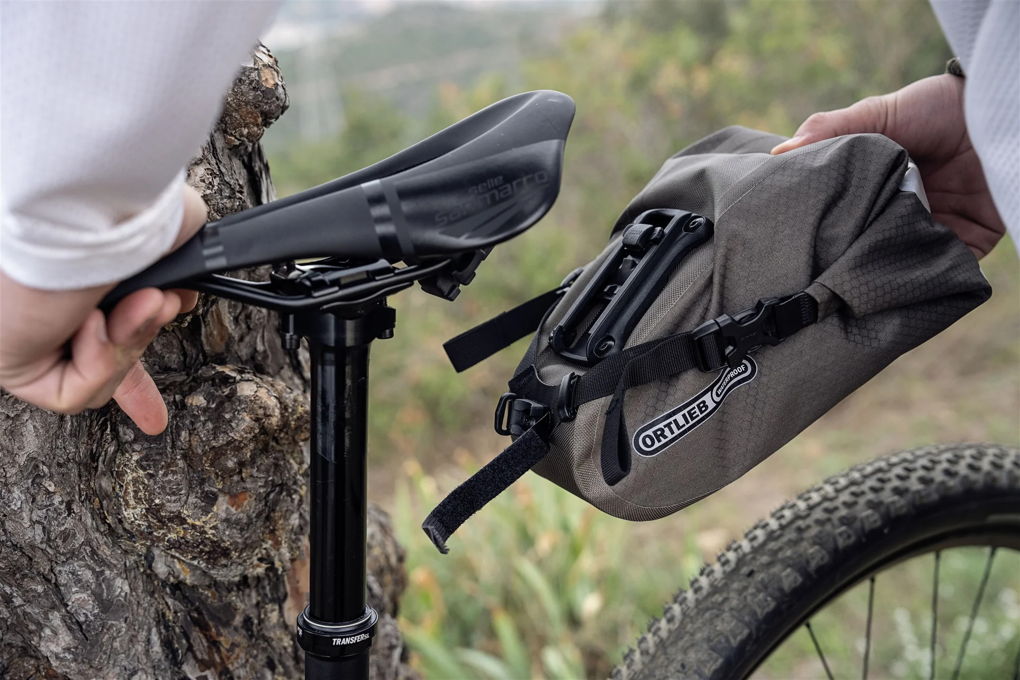 Гермосумка підсідельна Ortlieb Saddle Bag Two, Dark Sand, 4,1 л фото 3
