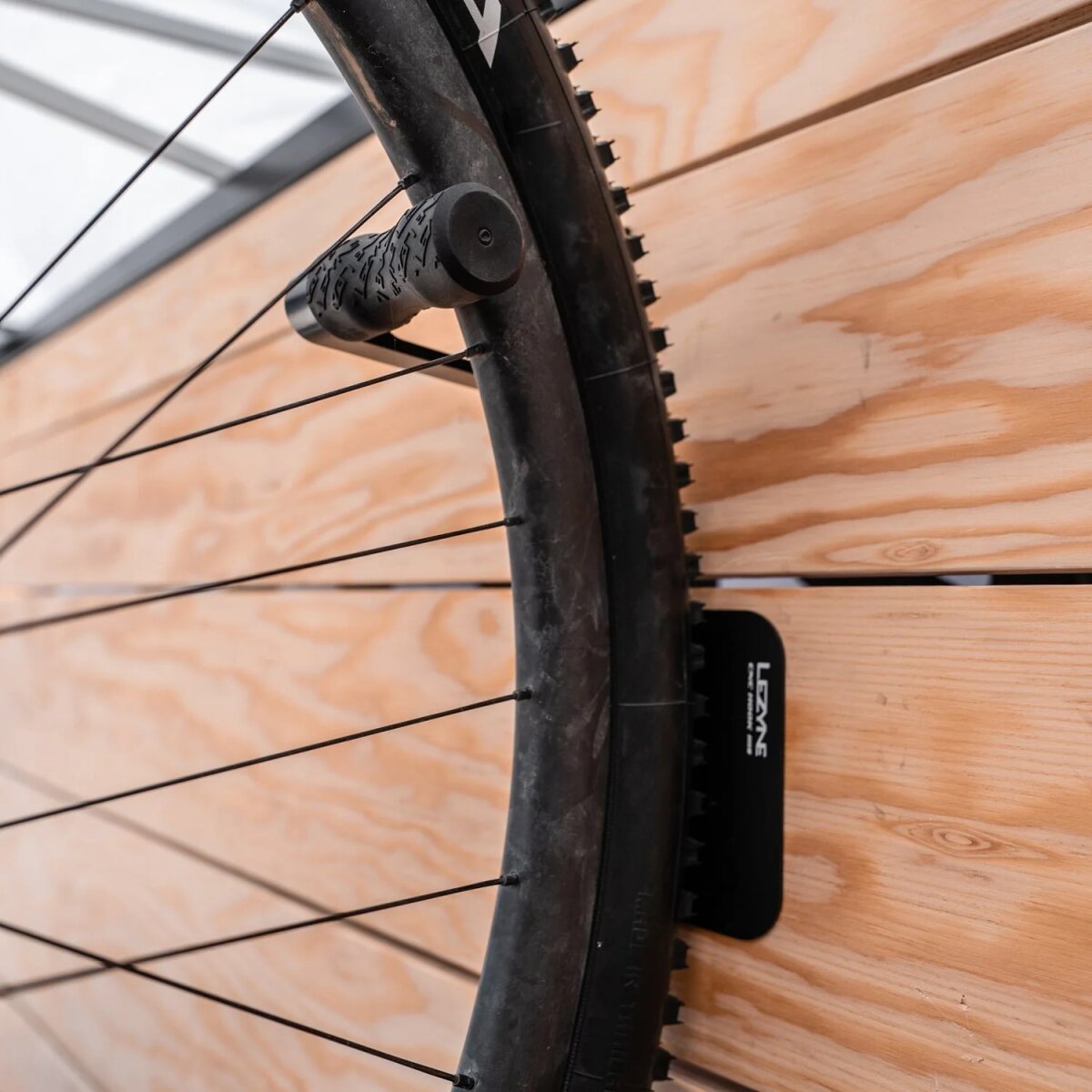 Тримач Lezyne WНEEL НOOK для велосипеда на стіну, кріплення за колесо фото 2