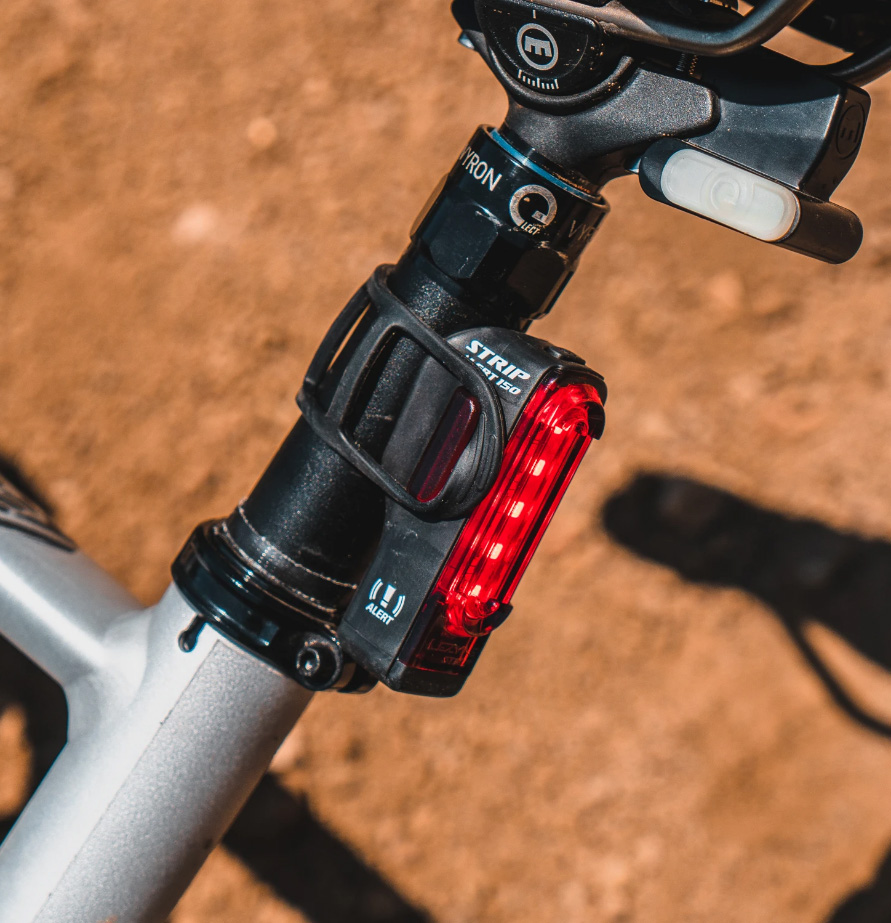 Мигалка задняя Lezyne STRIP ALERT DRIVE REAR, 150 люмен, 5 режимов, черная фото 3