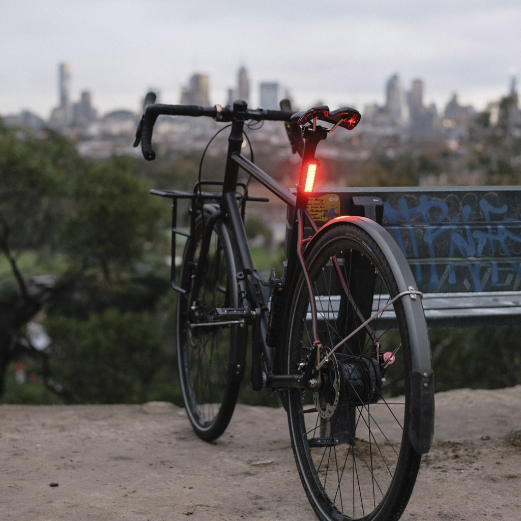 Мигалка задняя Knog Blinder Mob V Kid Grid, 44 люмен, 5 режимов, черная фото 2